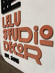 табличка с логотипом компании LeLu Decor Studio 