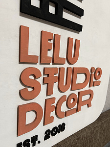 табличка с логотипом компании LeLu Decor Studio 